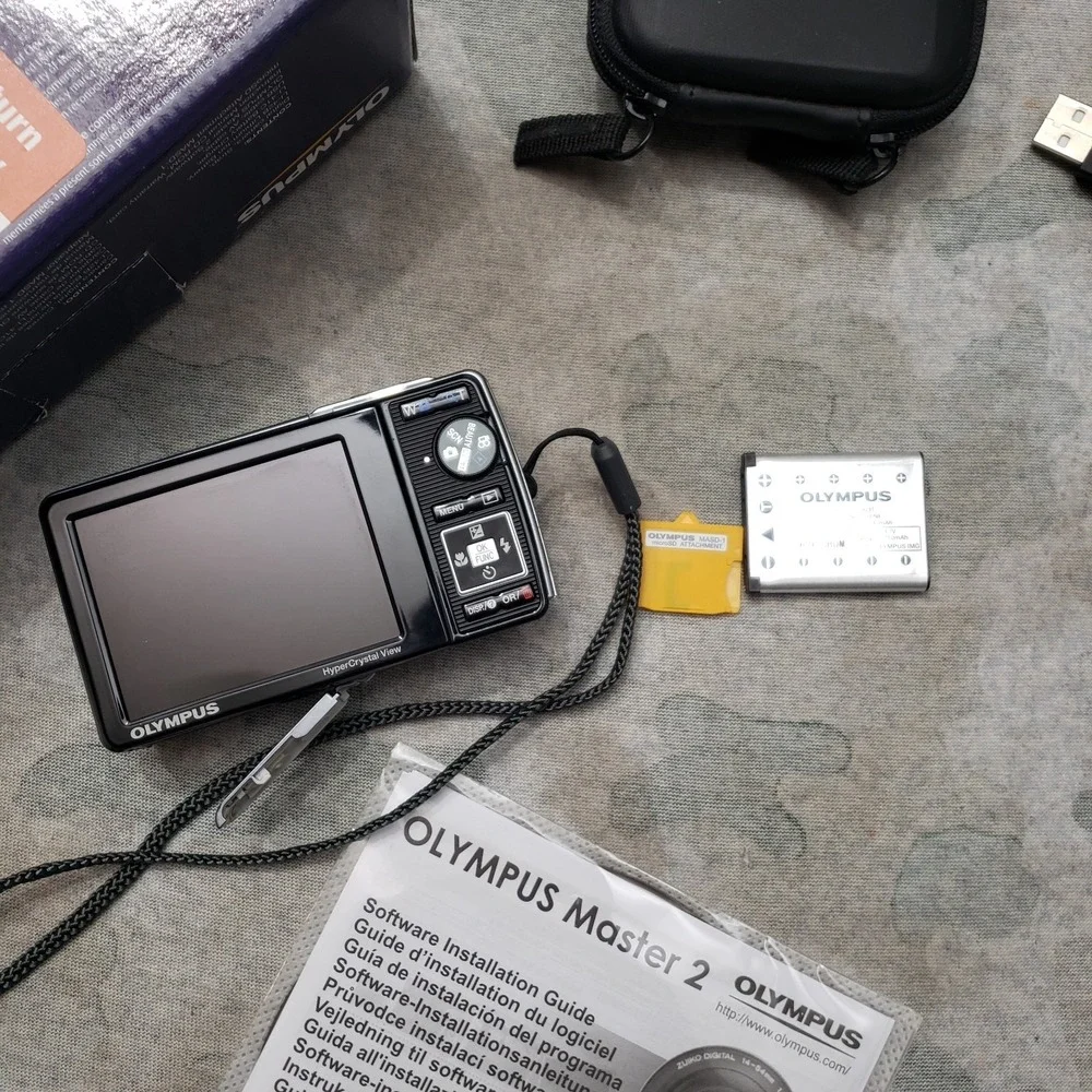 Olympus Stylus 7010 Digital Camera Silver Battery Charger‎ And Box